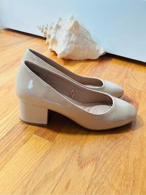 dexflex comfort Patent Block Heel Pumps in Beige